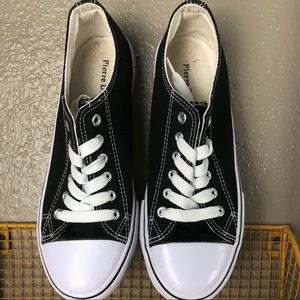 Pierre Dumas size 8 like Converse